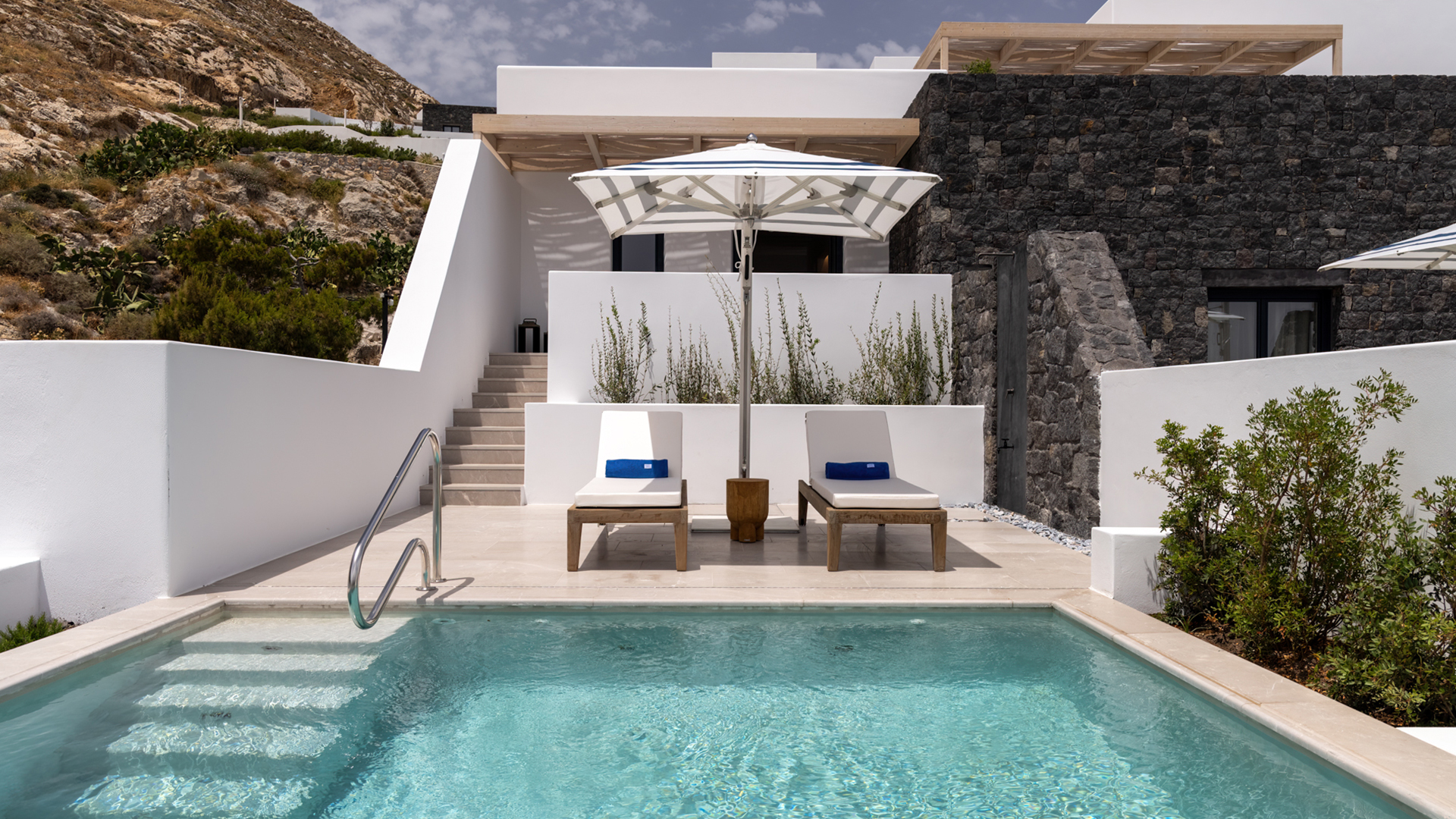 Gallery DELUXE ROOM WITH POOL